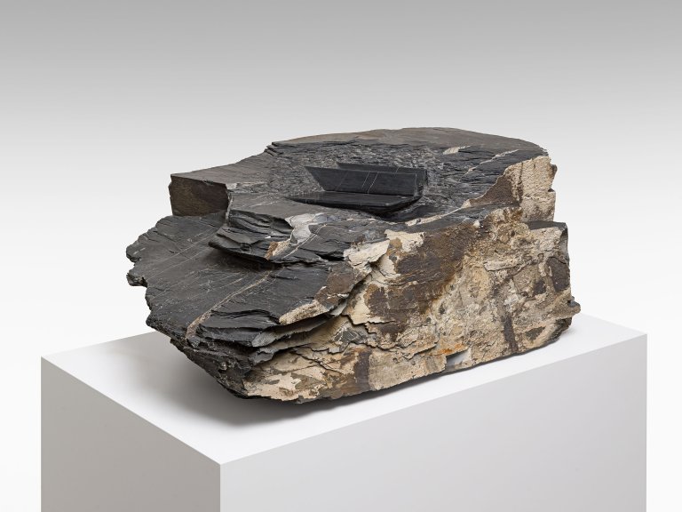 Auf diesem Bild ist das folgende Kunstwerk zu sehen: Alicja Kwade. „Finallyfound (iPad)“. 2018.