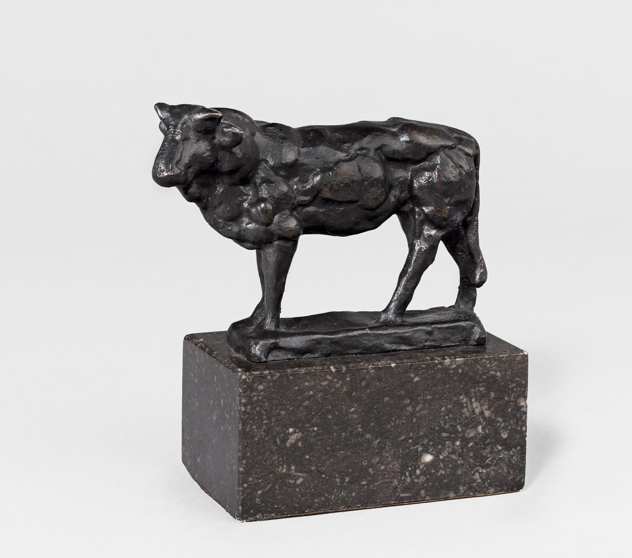 This picture shows the following artwork: August Gaul. ”Stehender Stier”. Circa 1921.