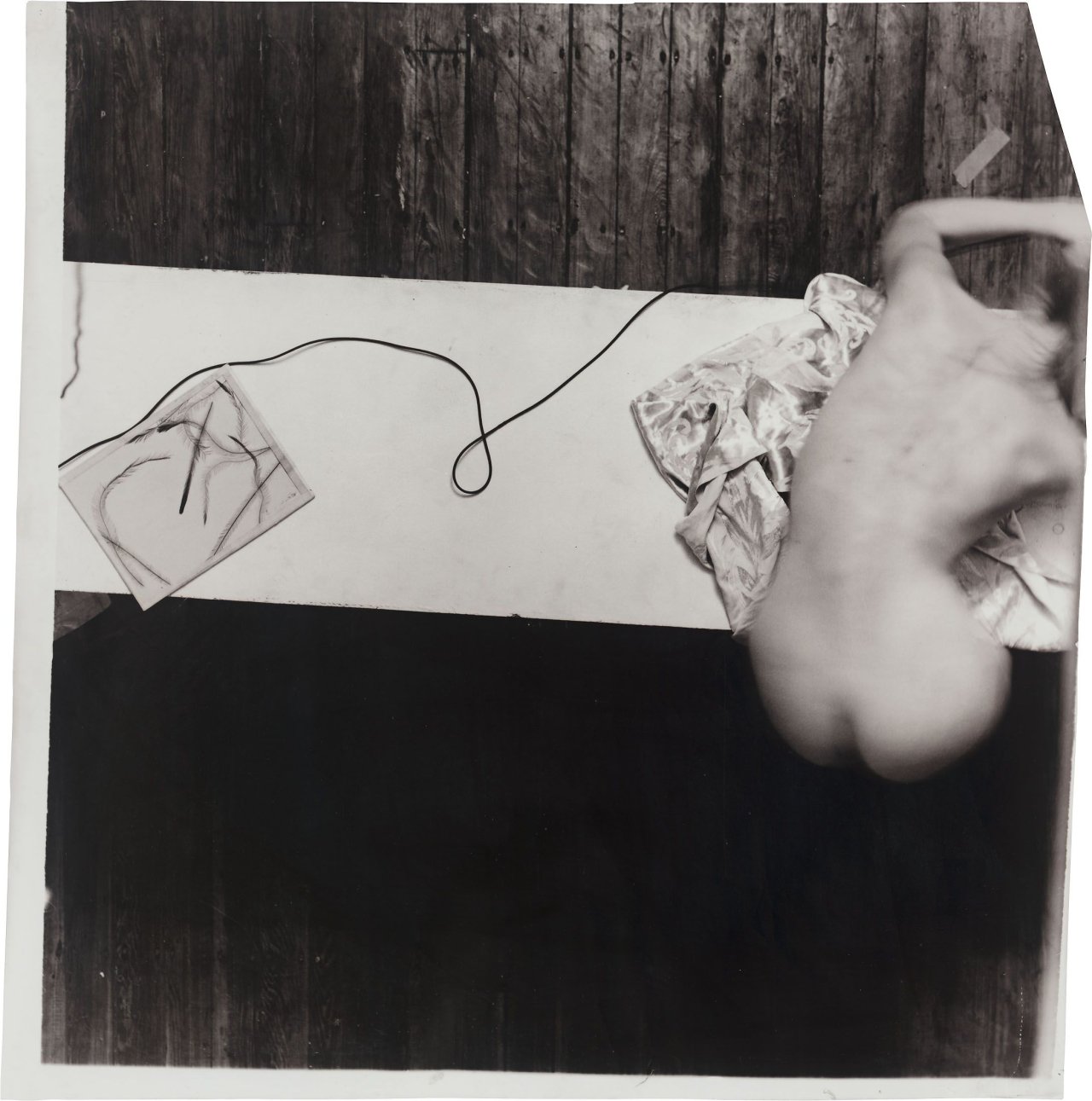 Auf diesem Bild ist das folgende Kunstwerk zu sehen: Francesca Woodman. Ohne Titel (Providence, Rhode Island). 1978.
