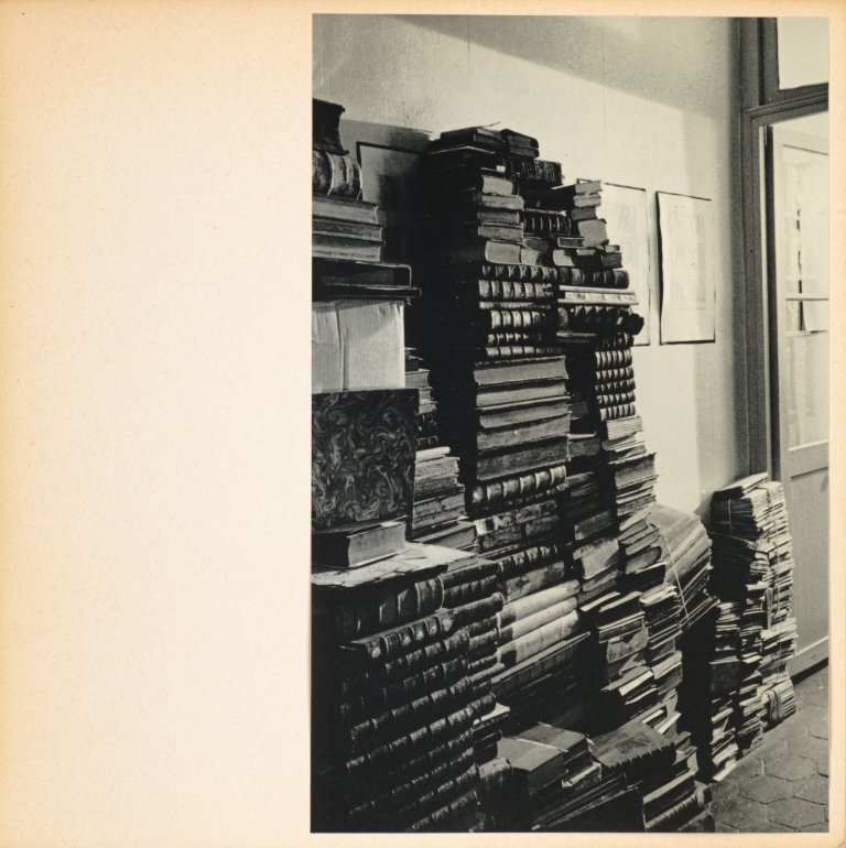 Auf diesem Bild ist das folgende Kunstwerk zu sehen: André  Kertész. „3 rue Gozlin“ (Librairie Paul Jammes, Paris). 1975.