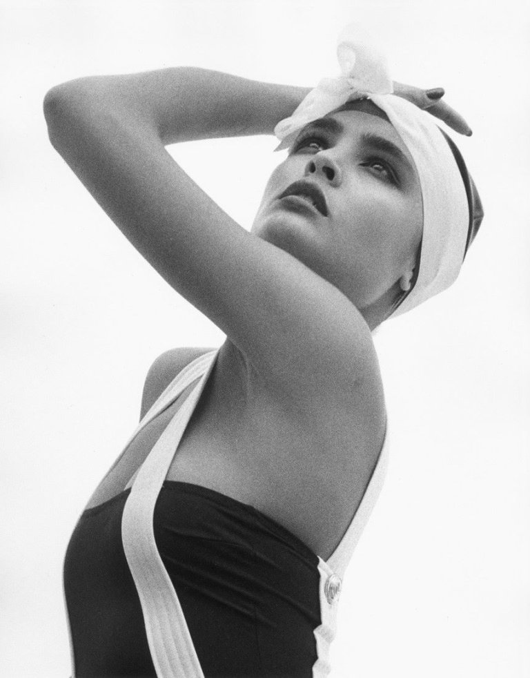 Auf diesem Bild ist das folgende Kunstwerk zu sehen: Herb Ritts. Ohne Titel (Modeaufnahme für die deutsche „Vogue“). 1990er Jahre.