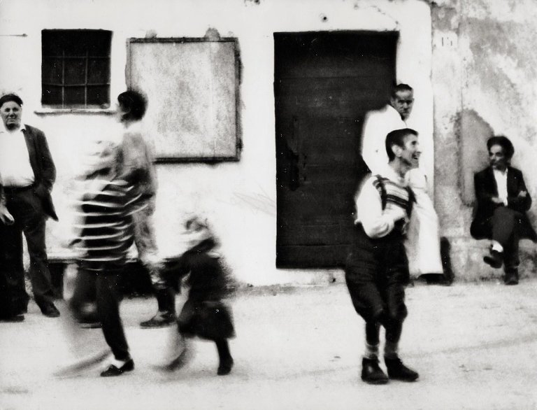 Auf diesem Bild ist das folgende Kunstwerk zu sehen: Mario Giacomelli. „Calabria“, Il Canto dei Nuovi Emigranti. 1975–1985.