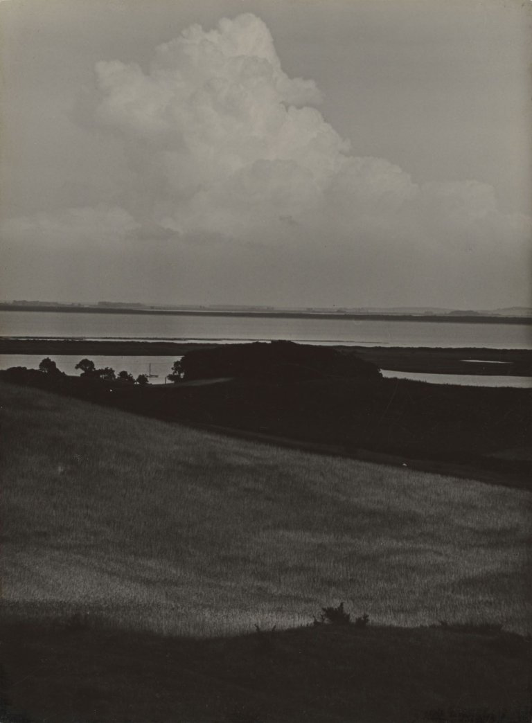 Auf diesem Bild ist das folgende Kunstwerk zu sehen: Aenne Biermann (d.i. Anna Sibylla Sternfeld). „Hiddensee“ / Ohne Titel (Landschaft). 1930 bzw. um 1931-1932.
