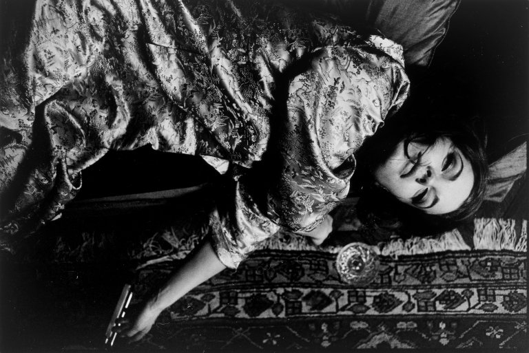 Auf diesem Bild ist das folgende Kunstwerk zu sehen: Will McBride. „Romy in Paris“. 1964.