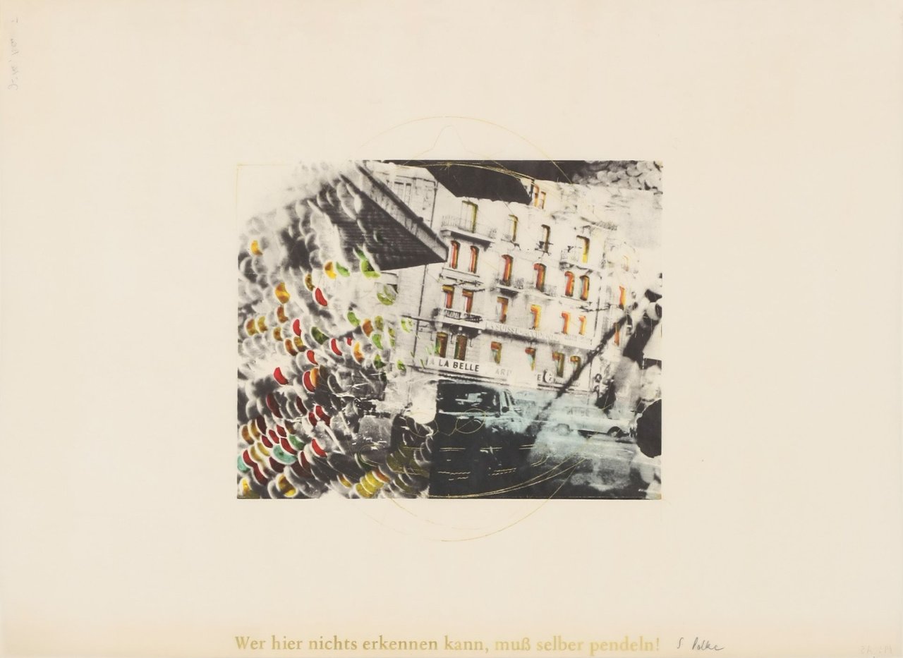 Auf diesem Bild ist das folgende Kunstwerk zu sehen: Sigmar Polke. „Häuserfront (Wer hier nichts erkennen kann, muß selber pendeln)“. 1973.