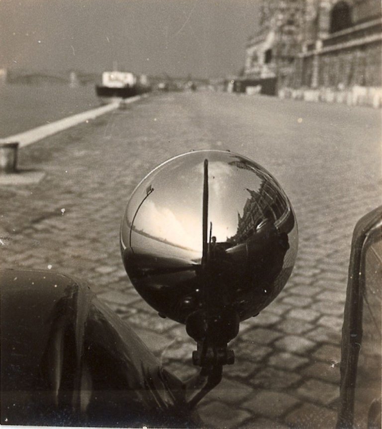 Auf diesem Bild ist das folgende Kunstwerk zu sehen:  Anonym. Ohne Titel (Autoscheinwerfer). 1937.