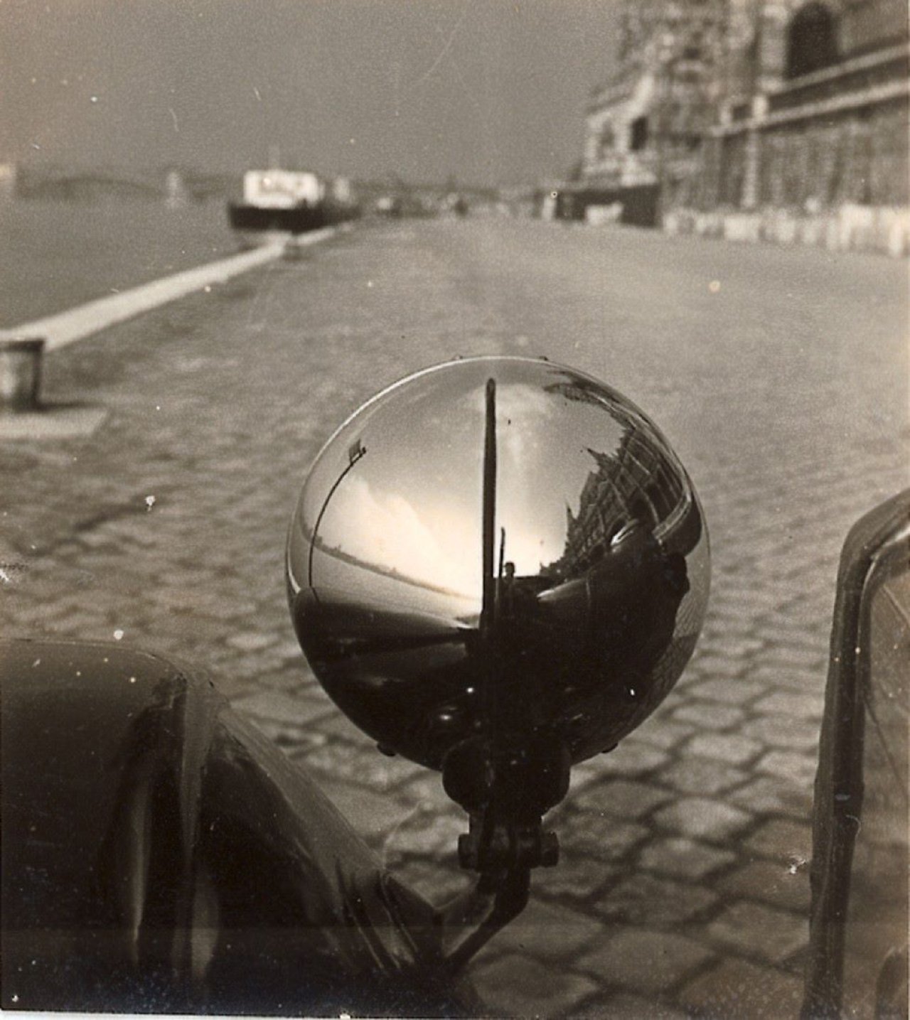 Auf diesem Bild ist das folgende Kunstwerk zu sehen:  Anonym. Ohne Titel (Autoscheinwerfer). 1937.