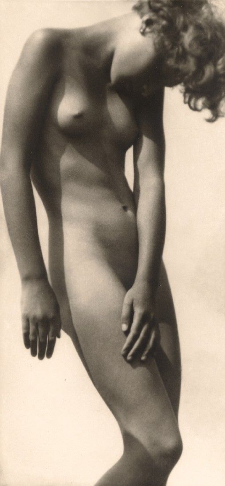Auf diesem Bild ist das folgende Kunstwerk zu sehen: Rudolf Koppitz. Aktstudie.  Um 1927–1930.