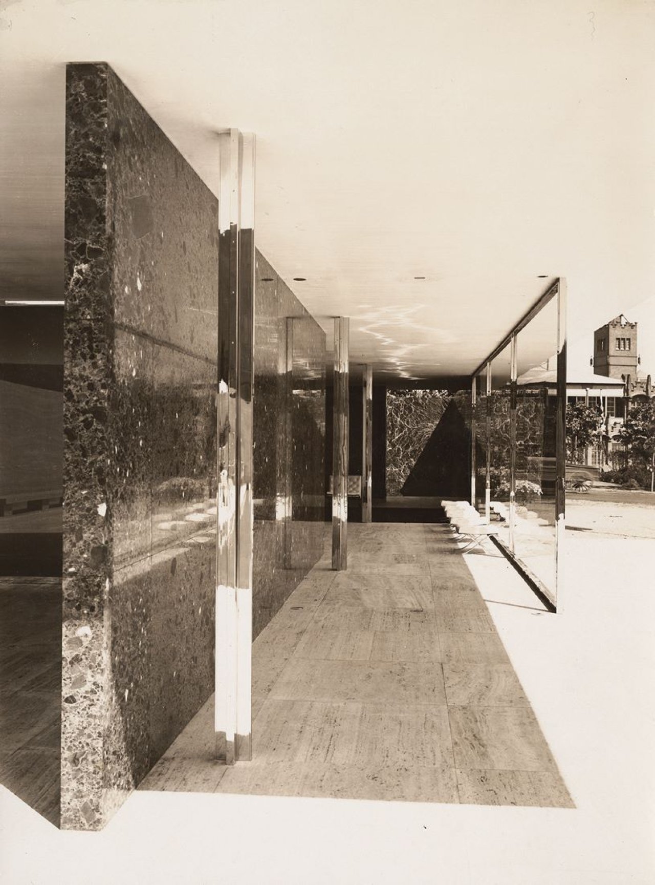 This picture shows the following artwork: Ludwig Mies van der Rohe. Barcelona Pavillon, Ansicht des Haupteingangs. 1929.