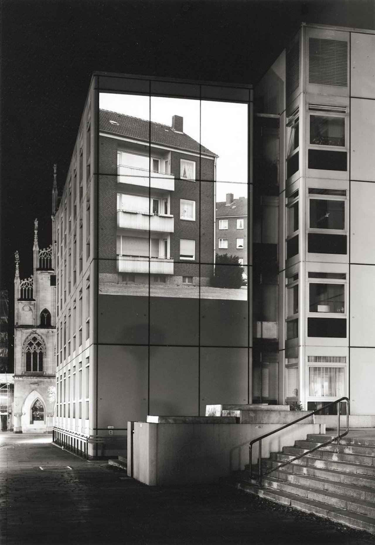 Auf diesem Bild ist das folgende Kunstwerk zu sehen: Thomas Struth. Kassette „Eine Projektion für Münster“. 1987.