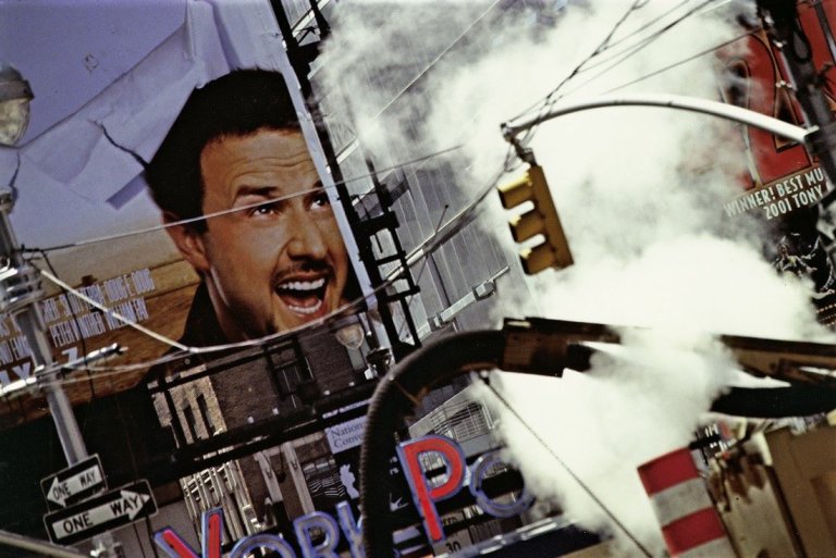 Auf diesem Bild ist das folgende Kunstwerk zu sehen: Louis Stettner. „Times Square“. 2006.