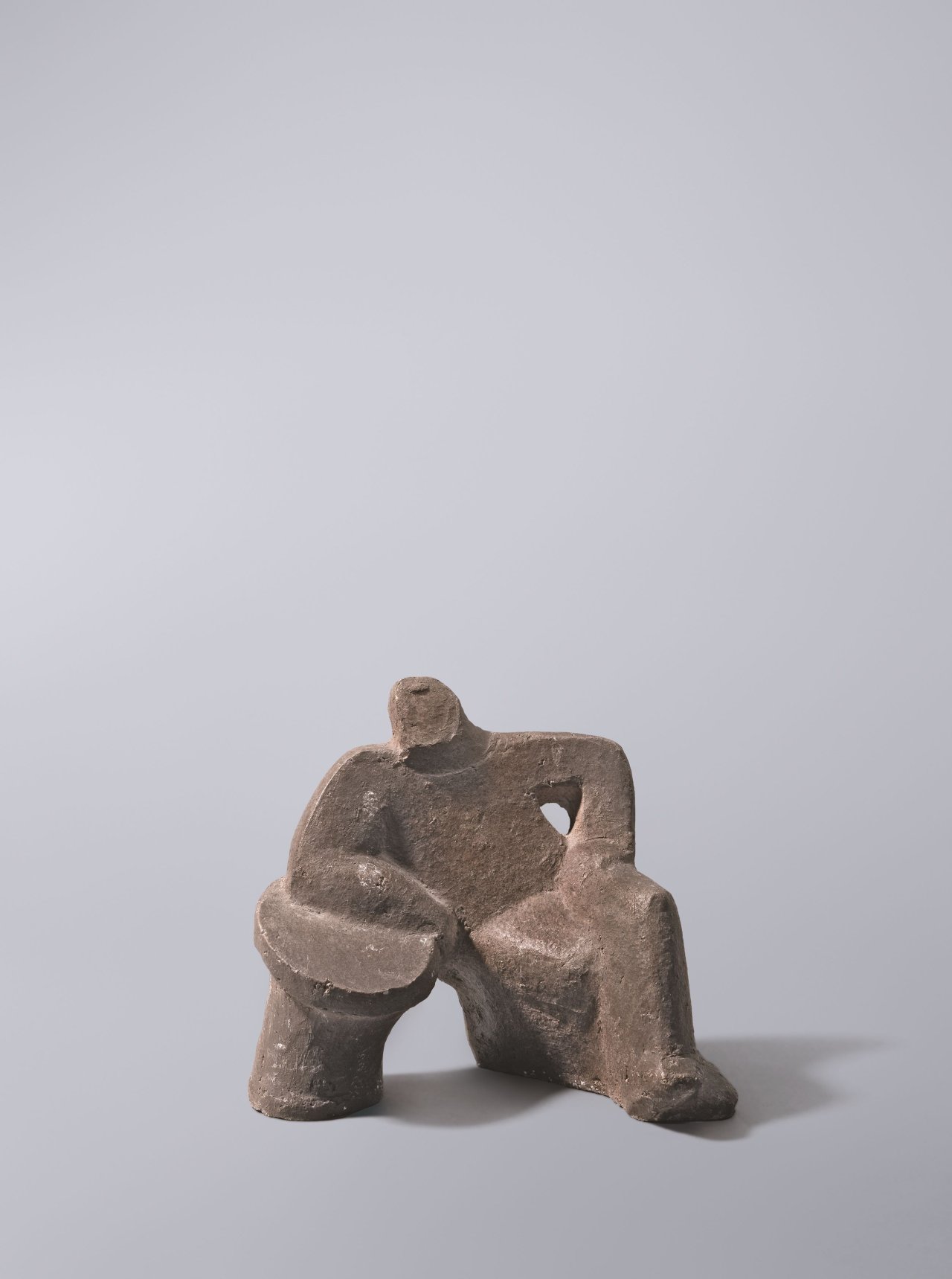 Auf diesem Bild ist das folgende Kunstwerk zu sehen: Karl Hartung. „Sitzender am Tisch“. Um 1938/39.
