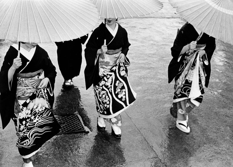 Auf diesem Bild ist das folgende Kunstwerk zu sehen: Kiichi Asano. „A Rainy Commencement Ceremony“, aus der Serie „The Gion Quarter“. 1953.