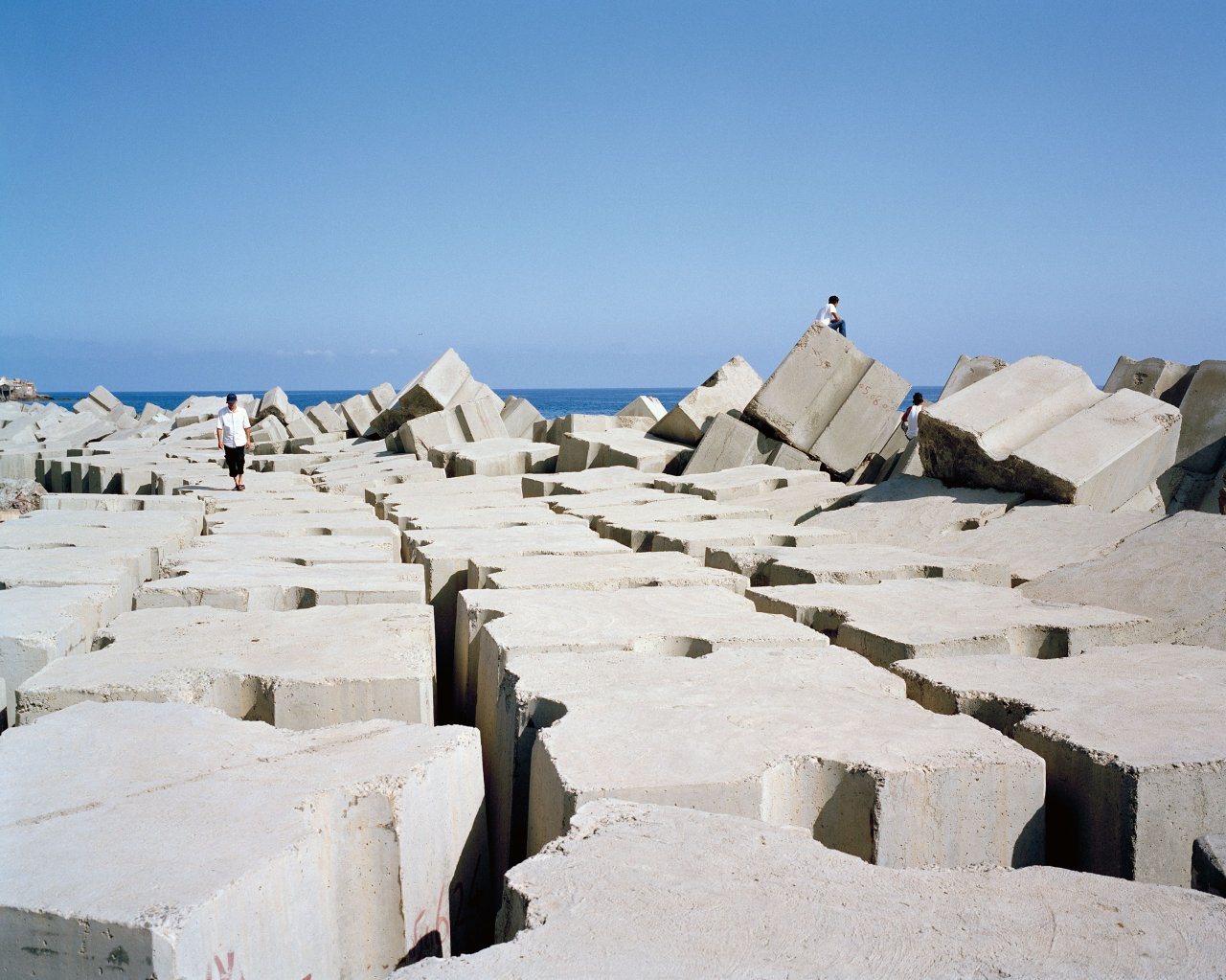 Auf diesem Bild ist das folgende Kunstwerk zu sehen: Kader Attia. „Rochers Carrés“. 2008.