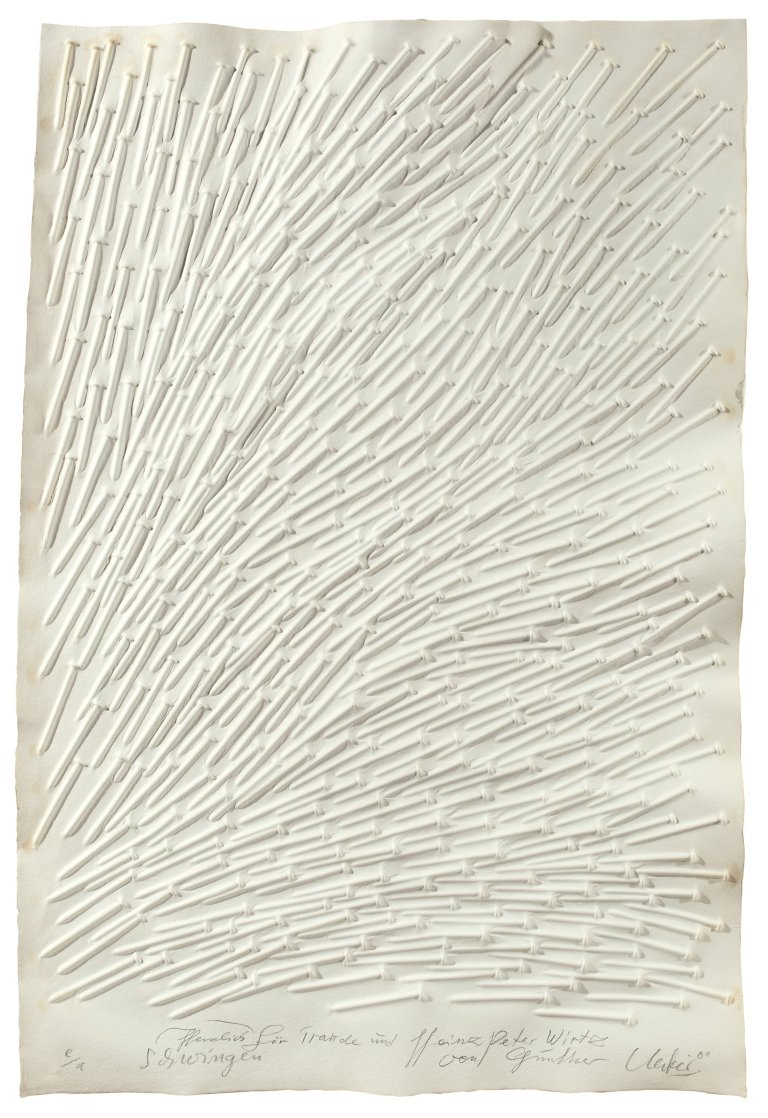 Auf diesem Bild ist das folgende Kunstwerk zu sehen: Günther Uecker. „Schwingen“. 2000.