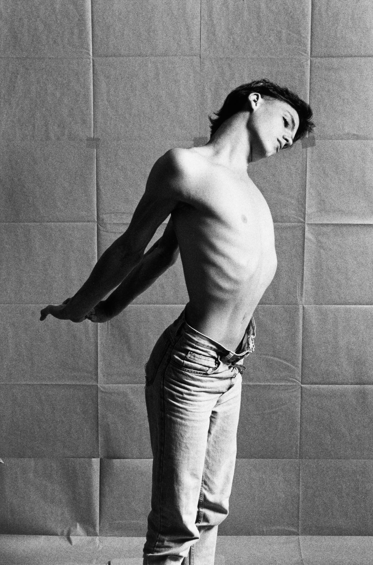 Auf diesem Bild ist das folgende Kunstwerk zu sehen: Will McBride. „Michael Rosin in Frankfurt/M“. Um 1984.