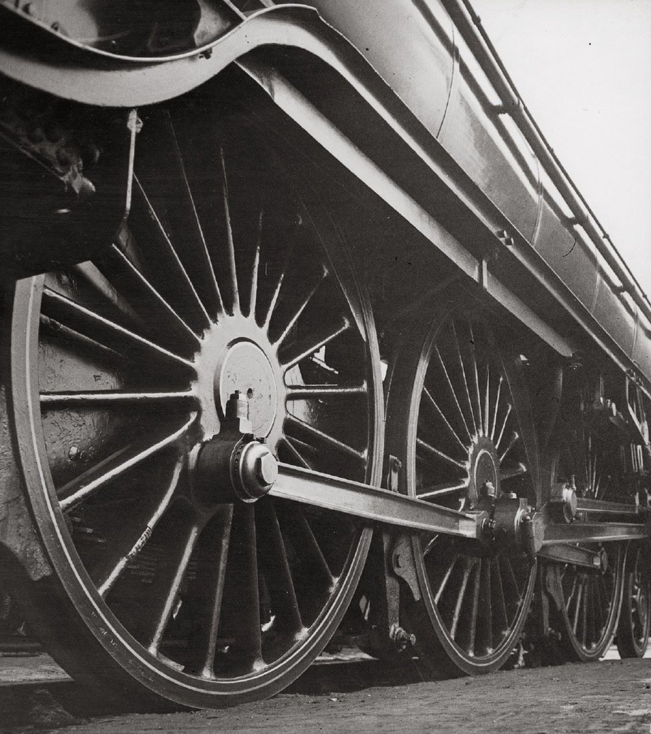 Auf diesem Bild ist das folgende Kunstwerk zu sehen:  Anonym. Oiling up one of the Gresley Pacifics. 1930er Jahre.
