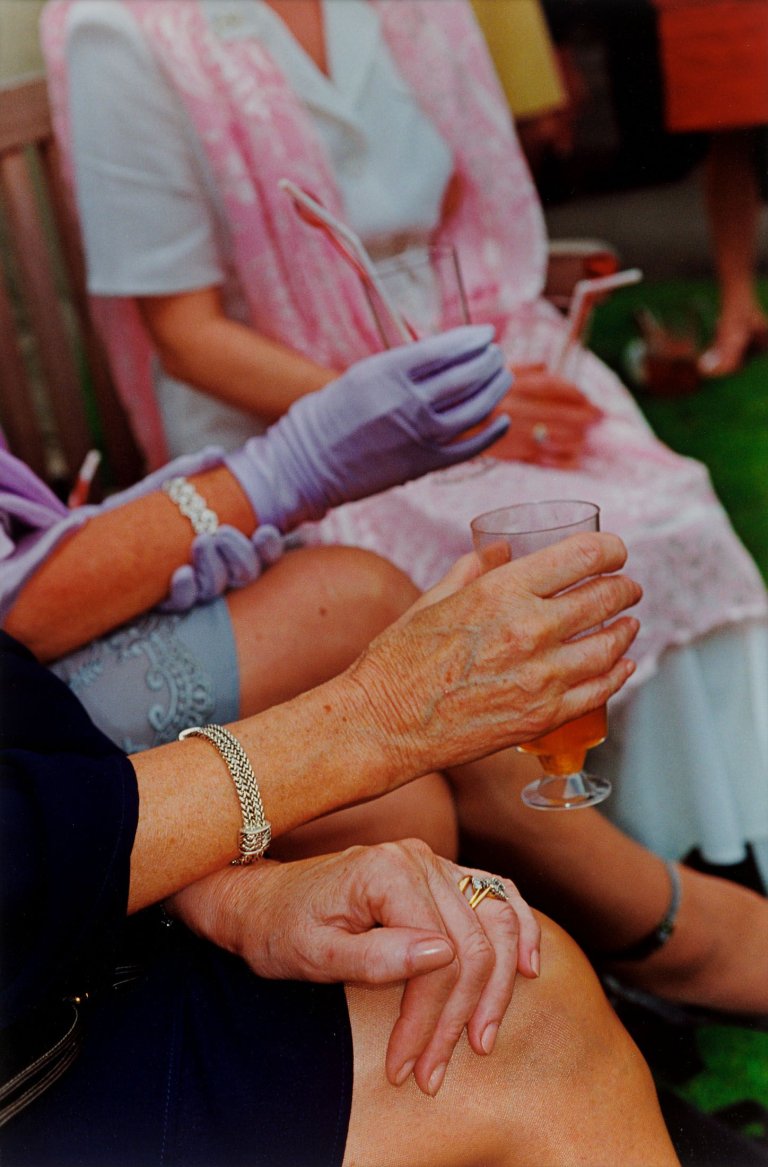 Auf diesem Bild ist das folgende Kunstwerk zu sehen: Martin Parr. „Ascot“, Berkshire, aus der Serie „Think of England“. 1999.