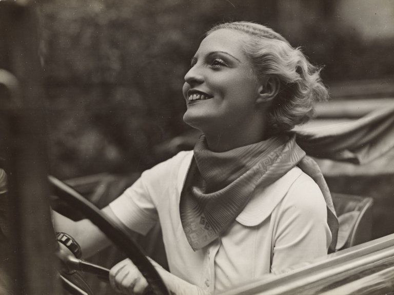 Auf diesem Bild ist das folgende Kunstwerk zu sehen: Germaine Krull. Frau am Steuer. Um 1929/34.