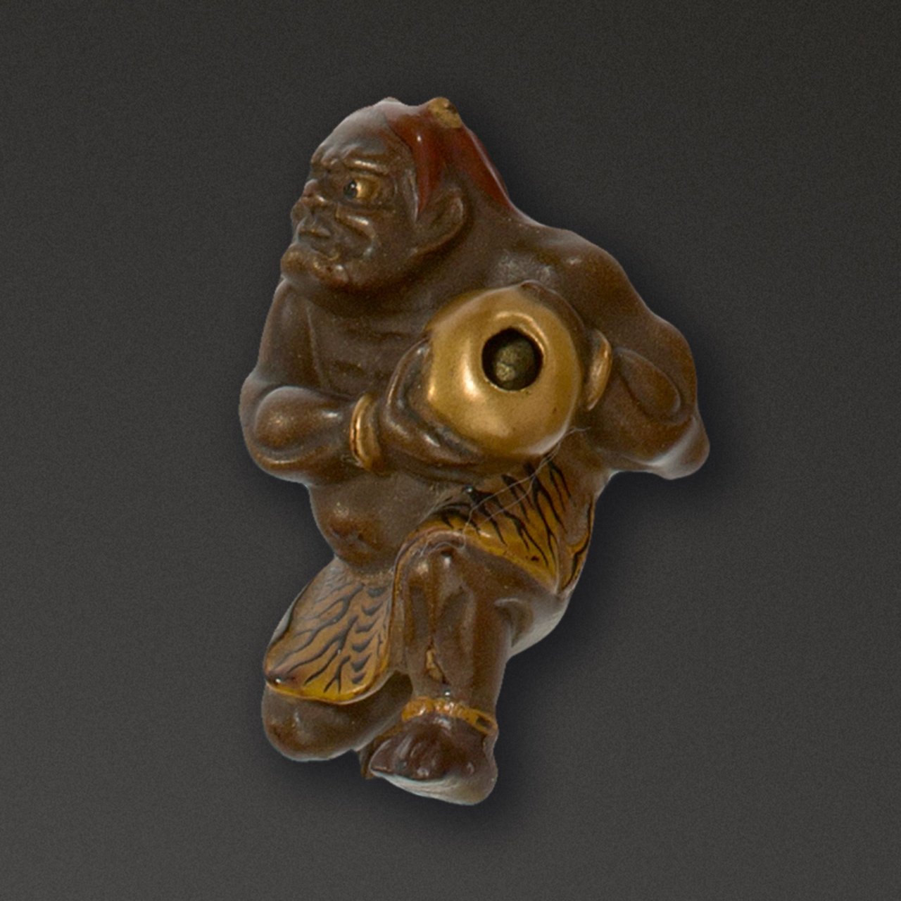 Auf diesem Bild ist das folgende Kunstwerk zu sehen:  Japanisch, Edo-Zeit. Oni mit Ball. 2. Hälfte 19. Jahrhundert.