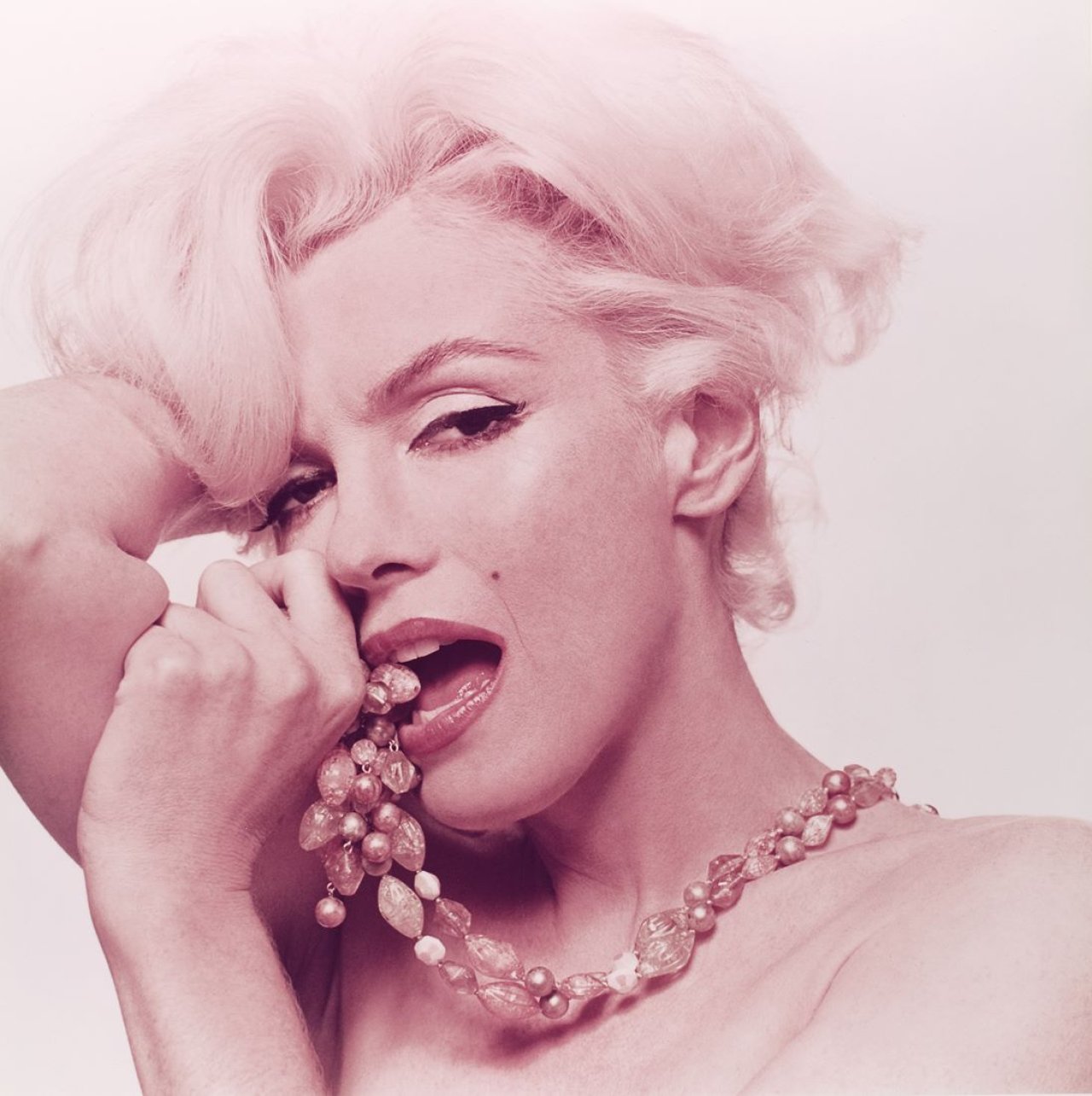 Auf diesem Bild ist das folgende Kunstwerk zu sehen: Bert Stern. Marilyn Monroe, aus „The Last Sitting“ (Aroused). 1962.