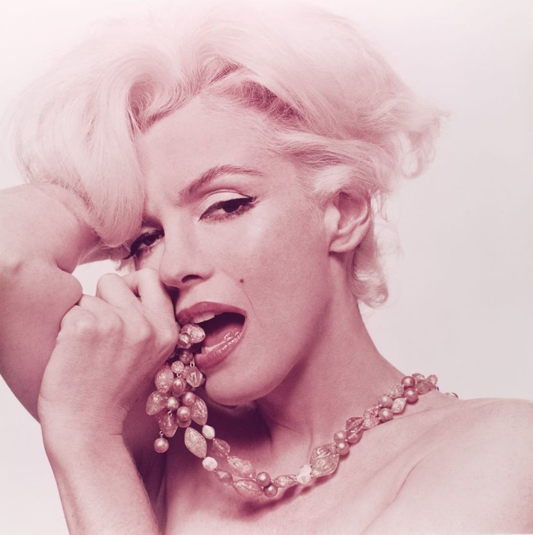 Auf diesem Bild ist das folgende Kunstwerk zu sehen: Bert Stern. Marilyn Monroe, aus „The Last Sitting“ (Aroused). 1962.