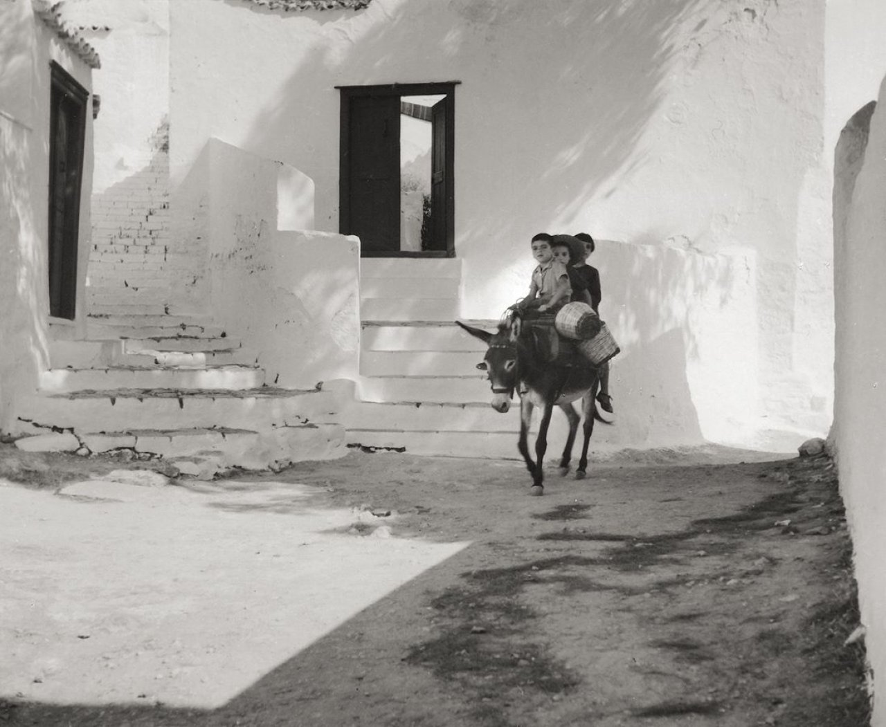This picture shows the following artwork: Herbert List. „mykonos“. Late 1930s.
