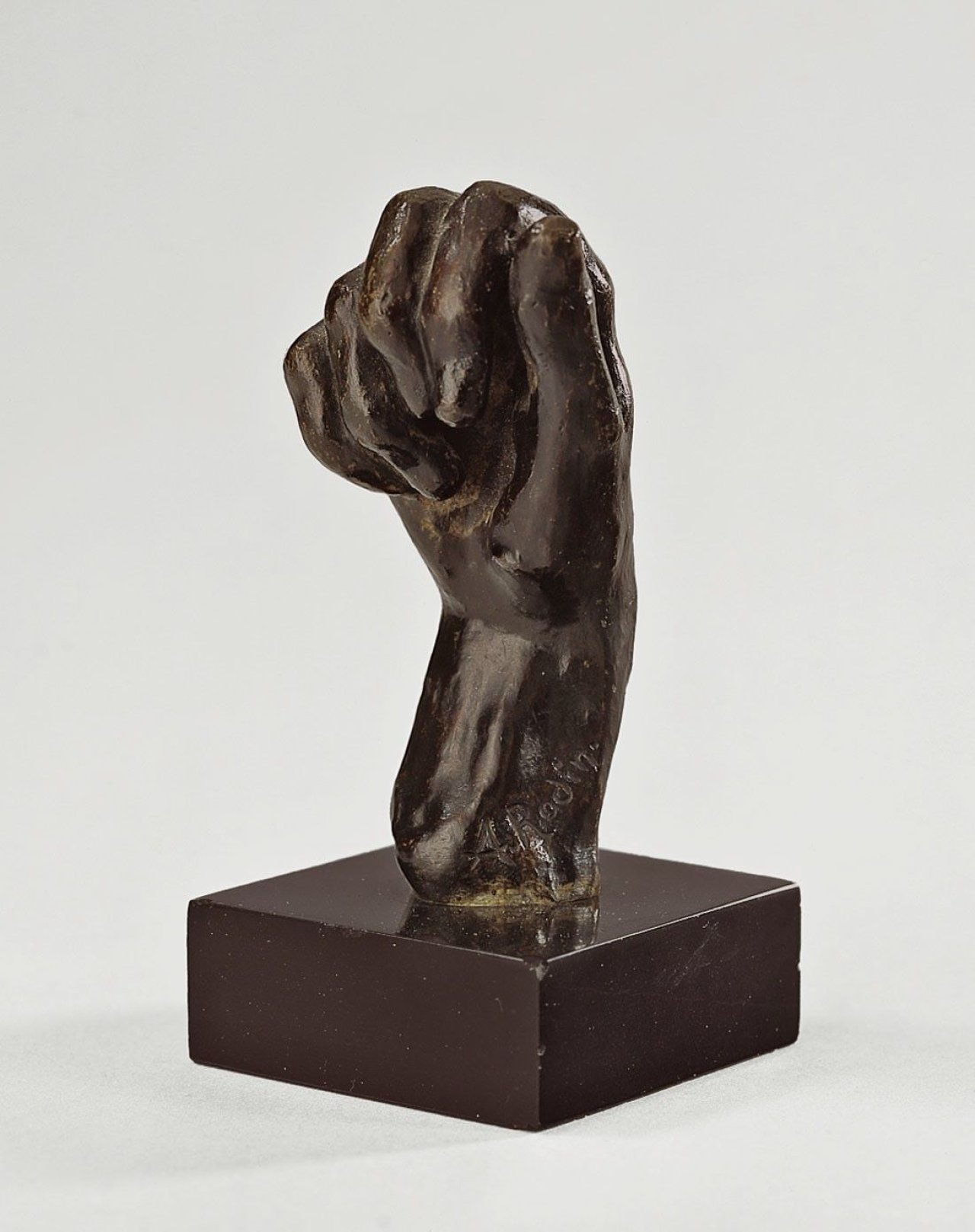 Auf diesem Bild ist das folgende Kunstwerk zu sehen: Auguste Rodin. Rechte Hand (Hand Nr. 11).