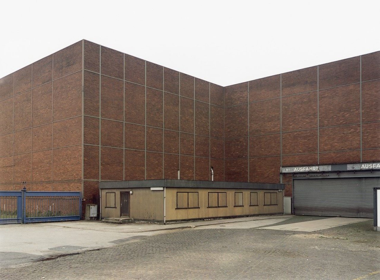 Auf diesem Bild ist das folgende Kunstwerk zu sehen: Thomas Ruff. Haus Nr. 8 III. 1988.