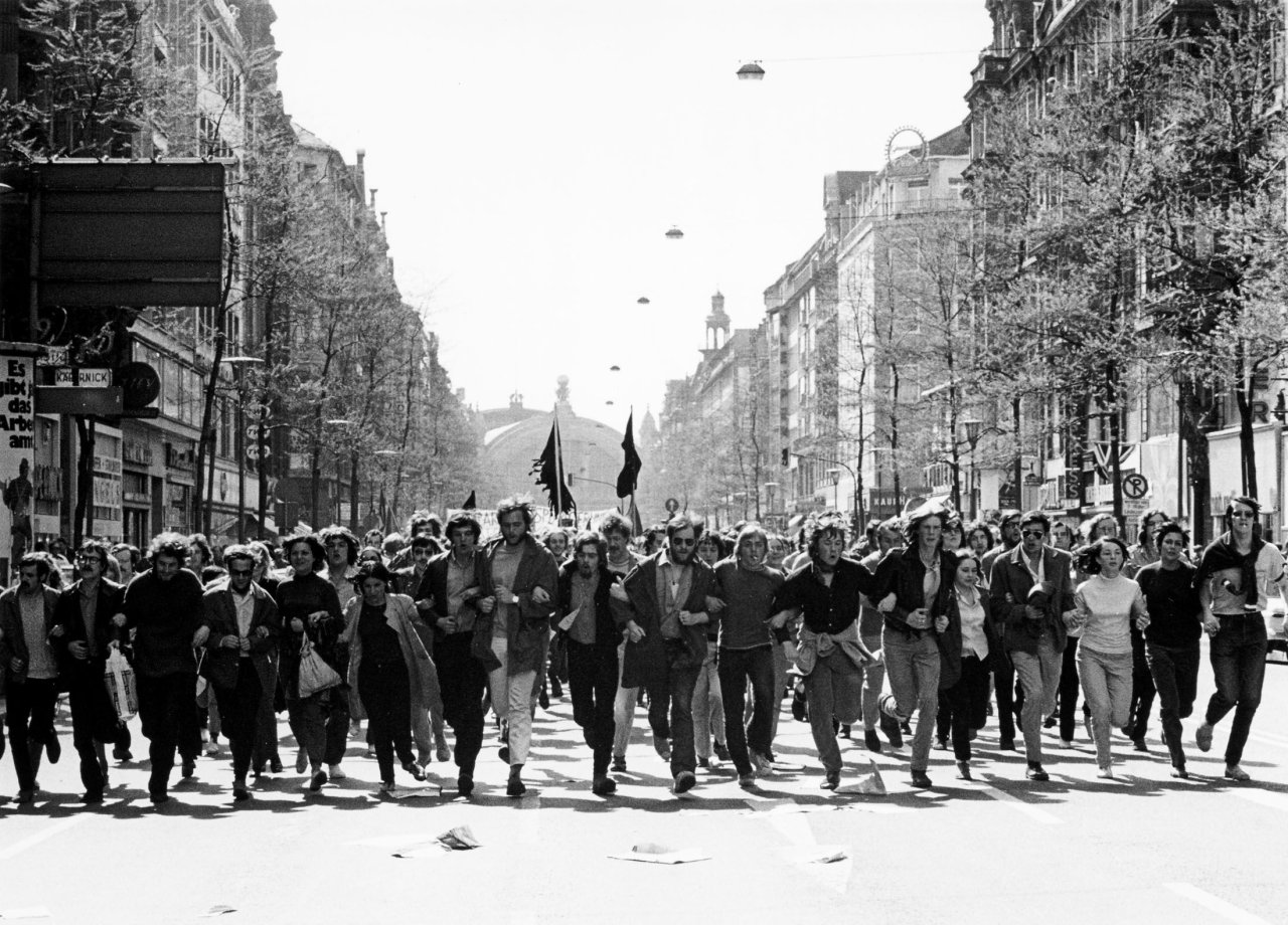 Auf diesem Bild ist das folgende Kunstwerk zu sehen: Barbara Klemm. „Demonstration gegen den Vietnamkrieg, Frankfurt“. 1970.