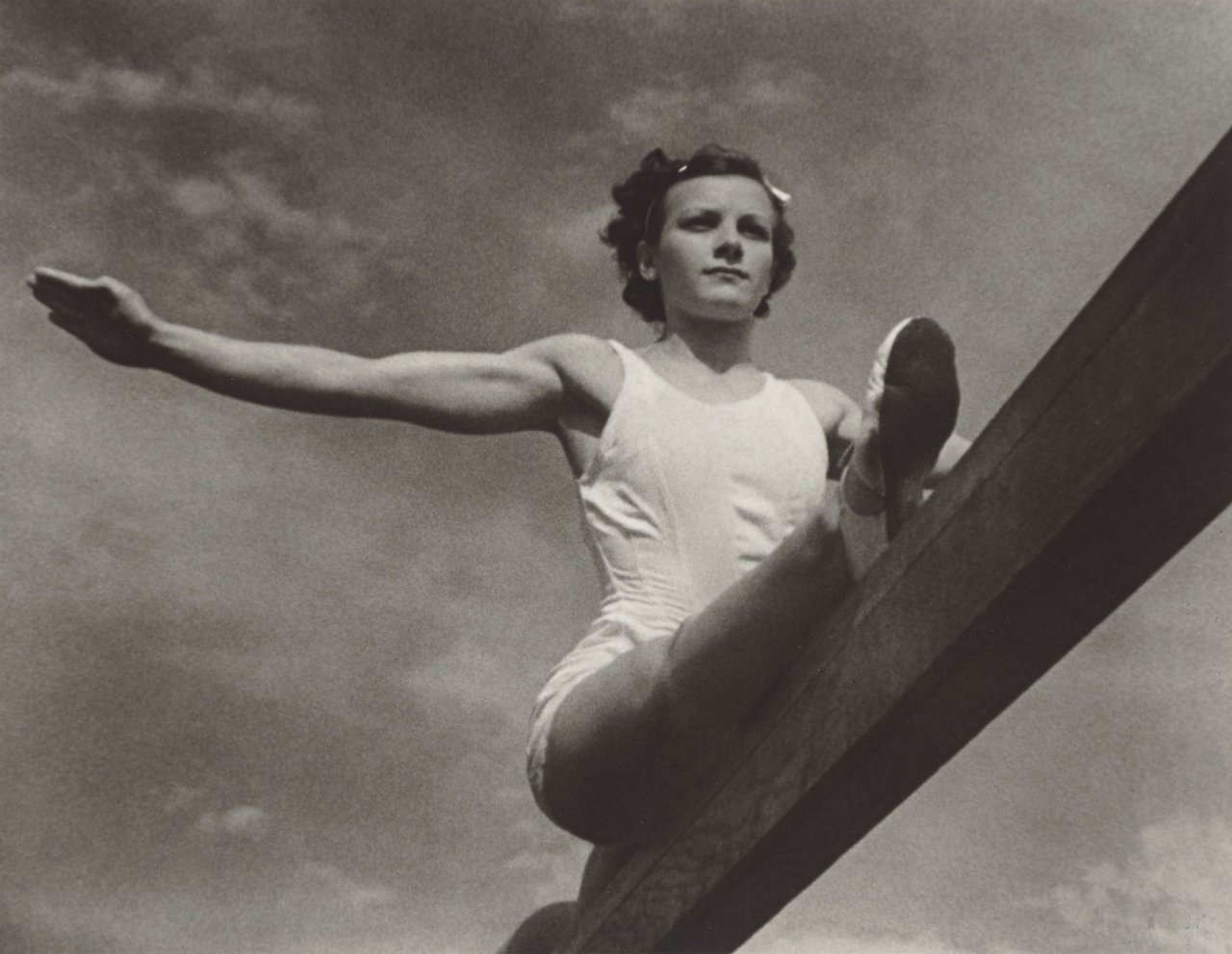 Auf diesem Bild ist das folgende Kunstwerk zu sehen: Leni Riefenstahl. „Spagat“. 1936.