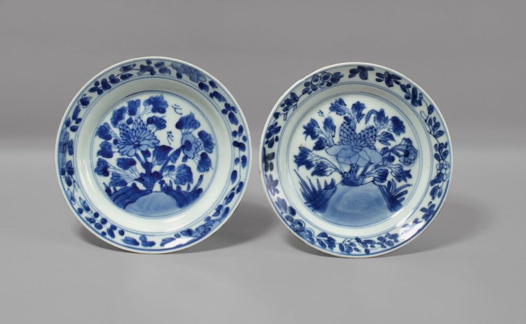 Auf diesem Bild ist das folgende Kunstwerk zu sehen:  Chinesisch, Kangxi-Periode. Paar kleine Blau-Weiß-Teller aus dem Japanischen Palais in Dresden.