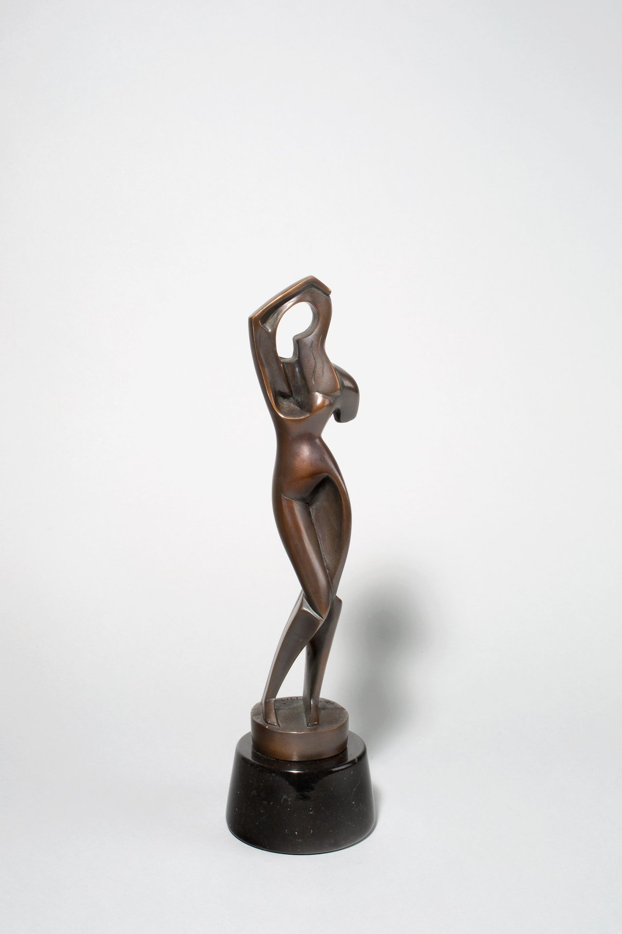 Auf diesem Bild ist das folgende Kunstwerk zu sehen: Alexander Archipenko. „Stehende Frau, ihr Haar kämmend. Femme debout“. 1915/1987.