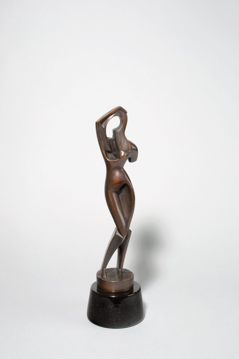 Auf diesem Bild ist das folgende Kunstwerk zu sehen: Alexander Archipenko. „Stehende Frau, ihr Haar kämmend. Femme debout“. 1915/1987.