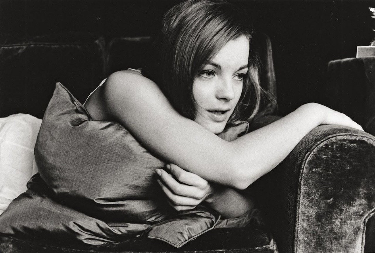 Auf diesem Bild ist das folgende Kunstwerk zu sehen: Will McBride. „Romy“, Paris. 1964.