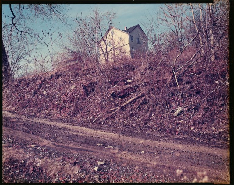 Auf diesem Bild ist das folgende Kunstwerk zu sehen: Stephen Shore. „Kingston, NY“. 1970er Jahre.