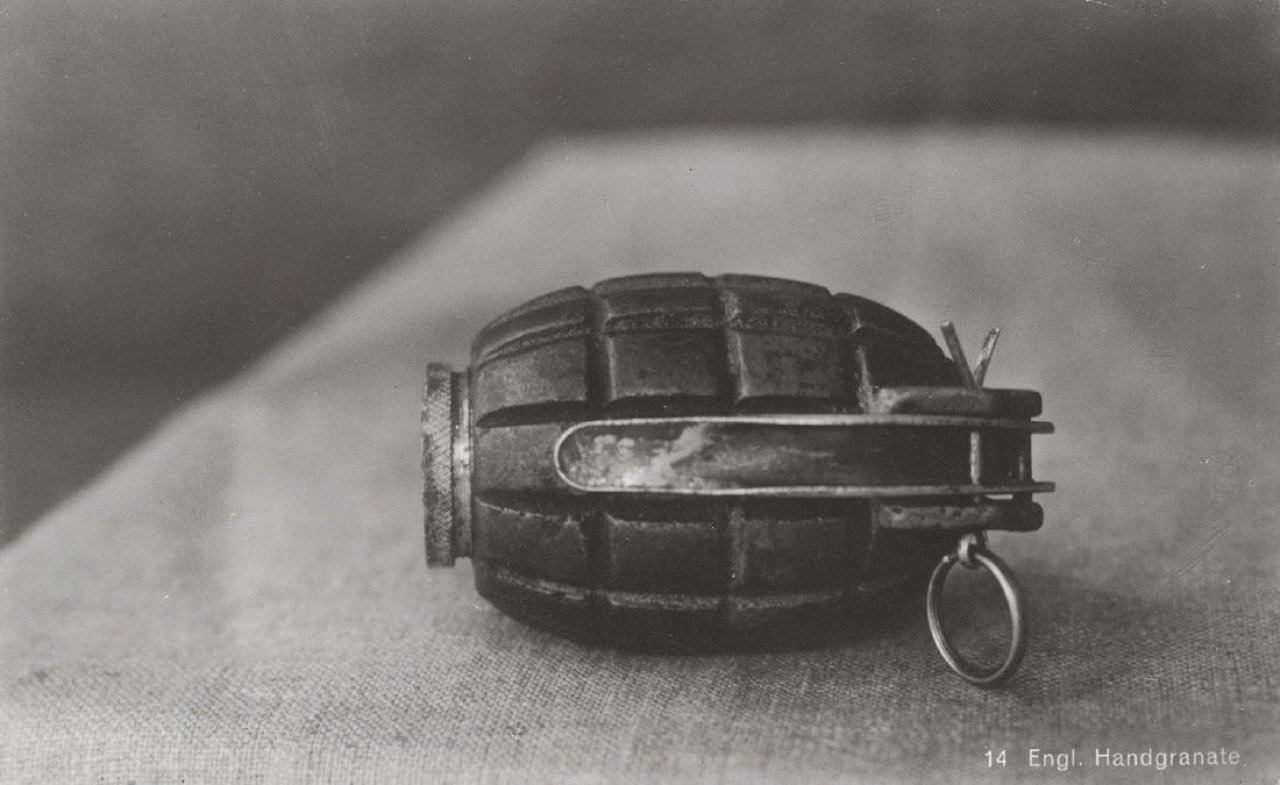 Auf diesem Bild ist das folgende Kunstwerk zu sehen:  Anonym. Englische Handgranate. 1914–1918.