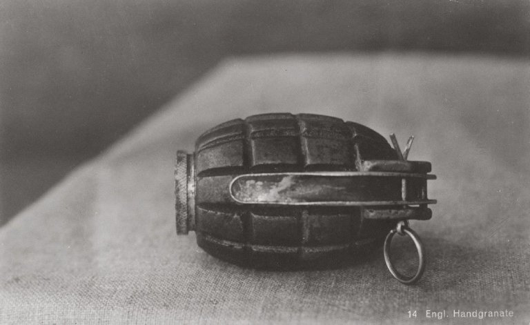 Auf diesem Bild ist das folgende Kunstwerk zu sehen:  Anonym. Englische Handgranate. 1914–1918.