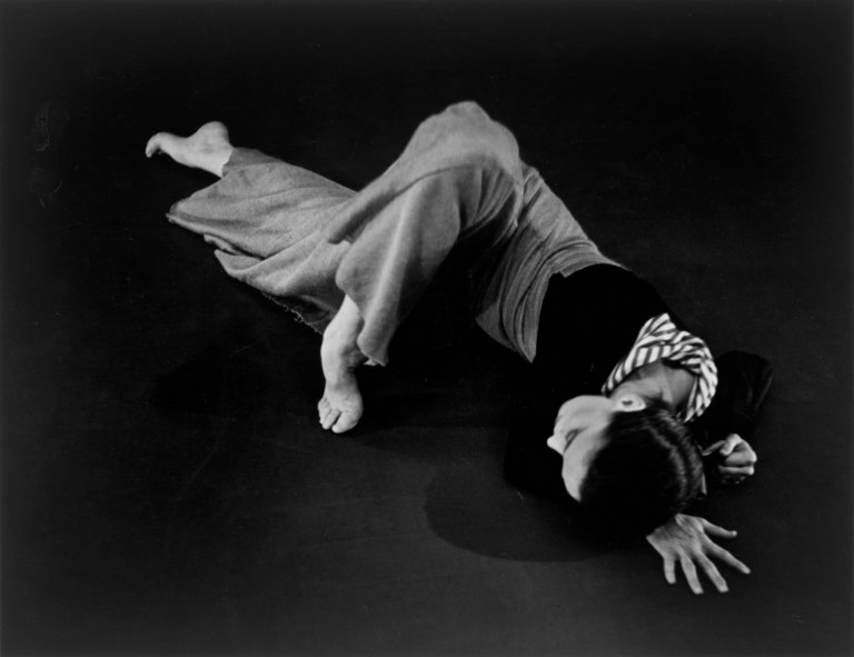 Auf diesem Bild ist das folgende Kunstwerk zu sehen: Barbara Morgan (d.i. Barbara Brooks Johnson). „Martha Graham – Deep Song“. 1937.