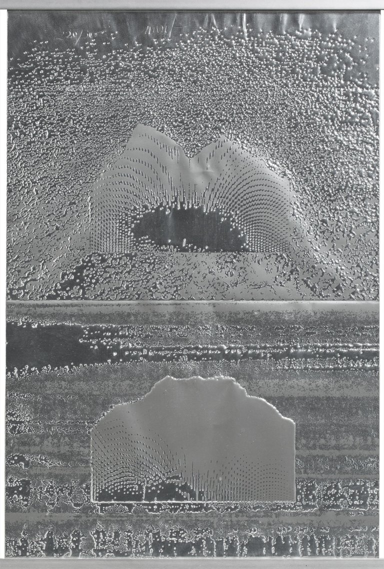 Auf diesem Bild ist das folgende Kunstwerk zu sehen: Heinz Mack. „Entgegengesetzt“. 1974.