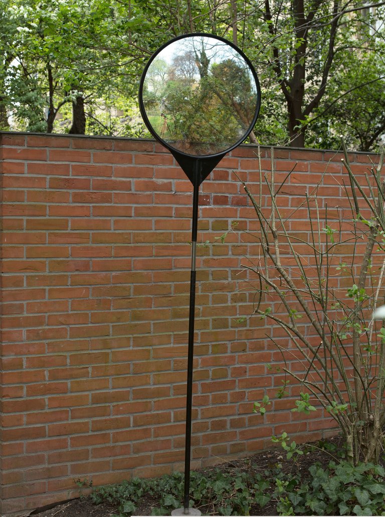 Auf diesem Bild ist das folgende Kunstwerk zu sehen: Adolf Luther. Stehlinse (Gartenskulptur). 1986.