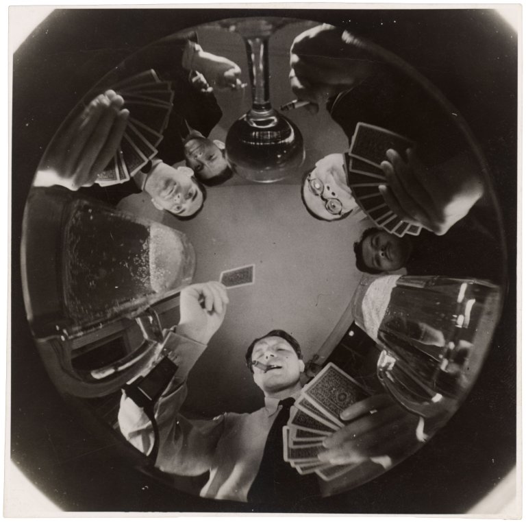 Auf diesem Bild ist das folgende Kunstwerk zu sehen:  Umbo (d.i. Otto Umbehr). „Skatrunde“, aus der Serie „Die Wolkenkamera sieht sich auf der Erde um“. 1935.