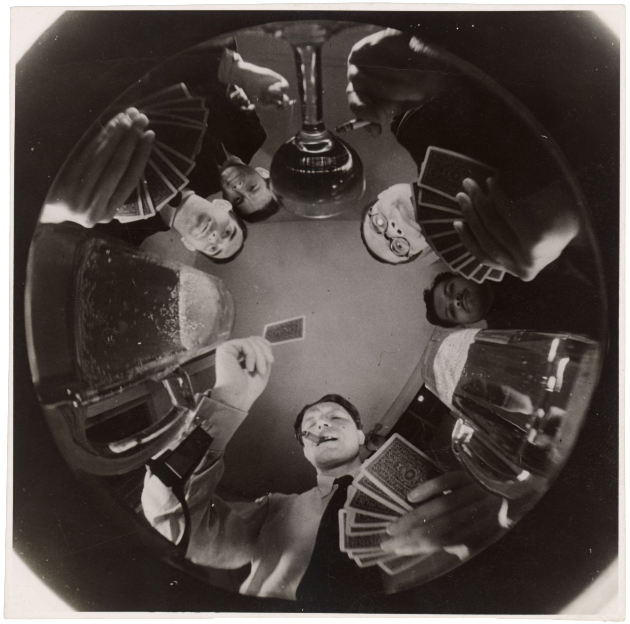 Auf diesem Bild ist das folgende Kunstwerk zu sehen:  Umbo (d.i. Otto Umbehr). „Skatrunde“, aus der Serie „Die Wolkenkamera sieht sich auf der Erde um“. 1935.