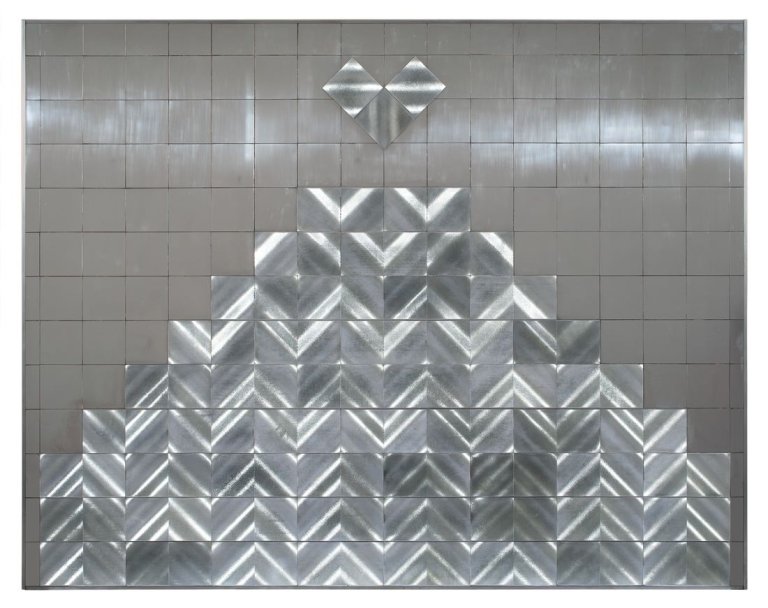 Auf diesem Bild ist das folgende Kunstwerk zu sehen: Heinz Mack. Ohne Titel (Spiegelpyramide). 1971.