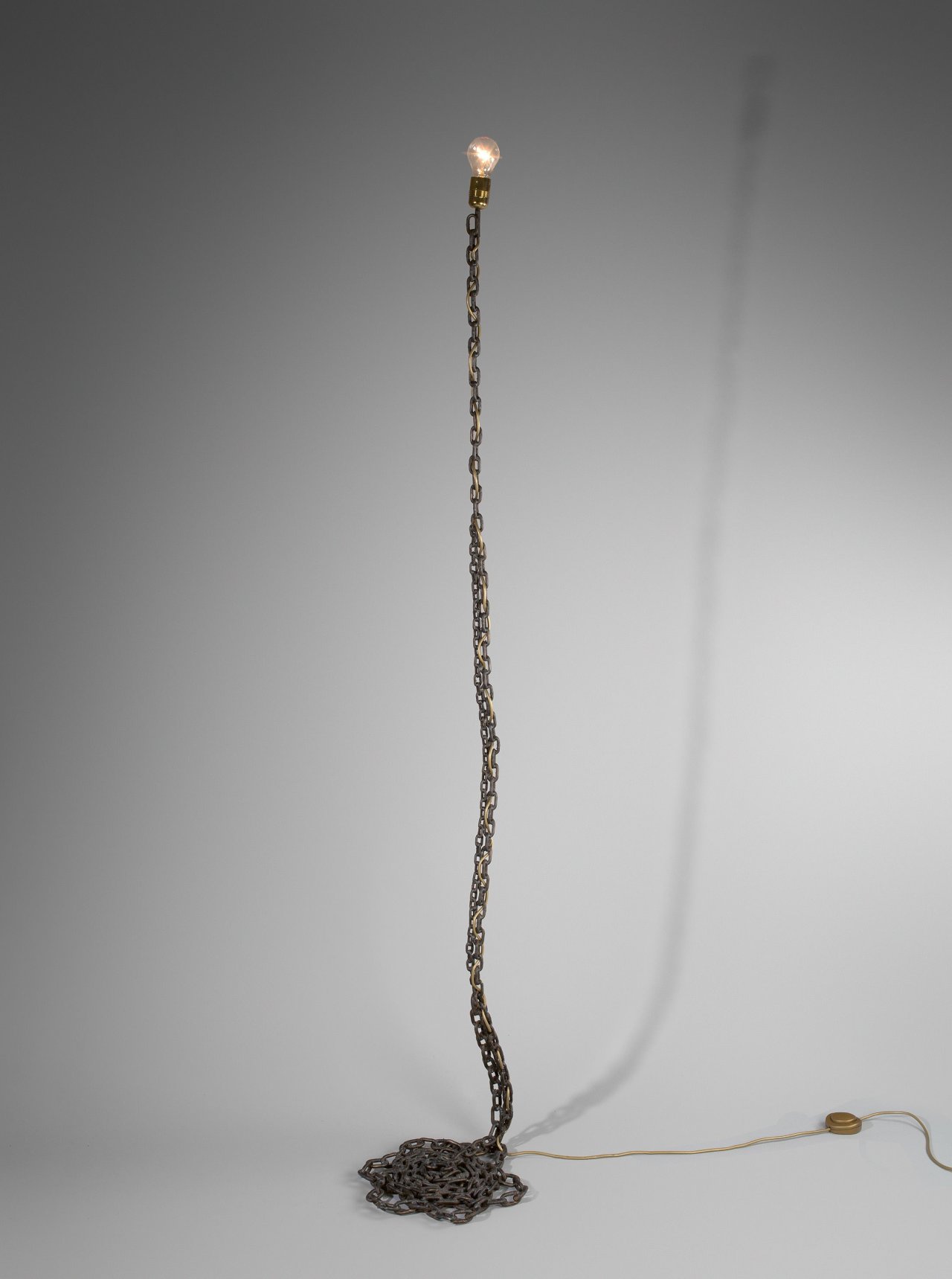Auf diesem Bild ist das folgende Kunstwerk zu sehen: Franz West. Privatlampe des Künstlers II. 1989.