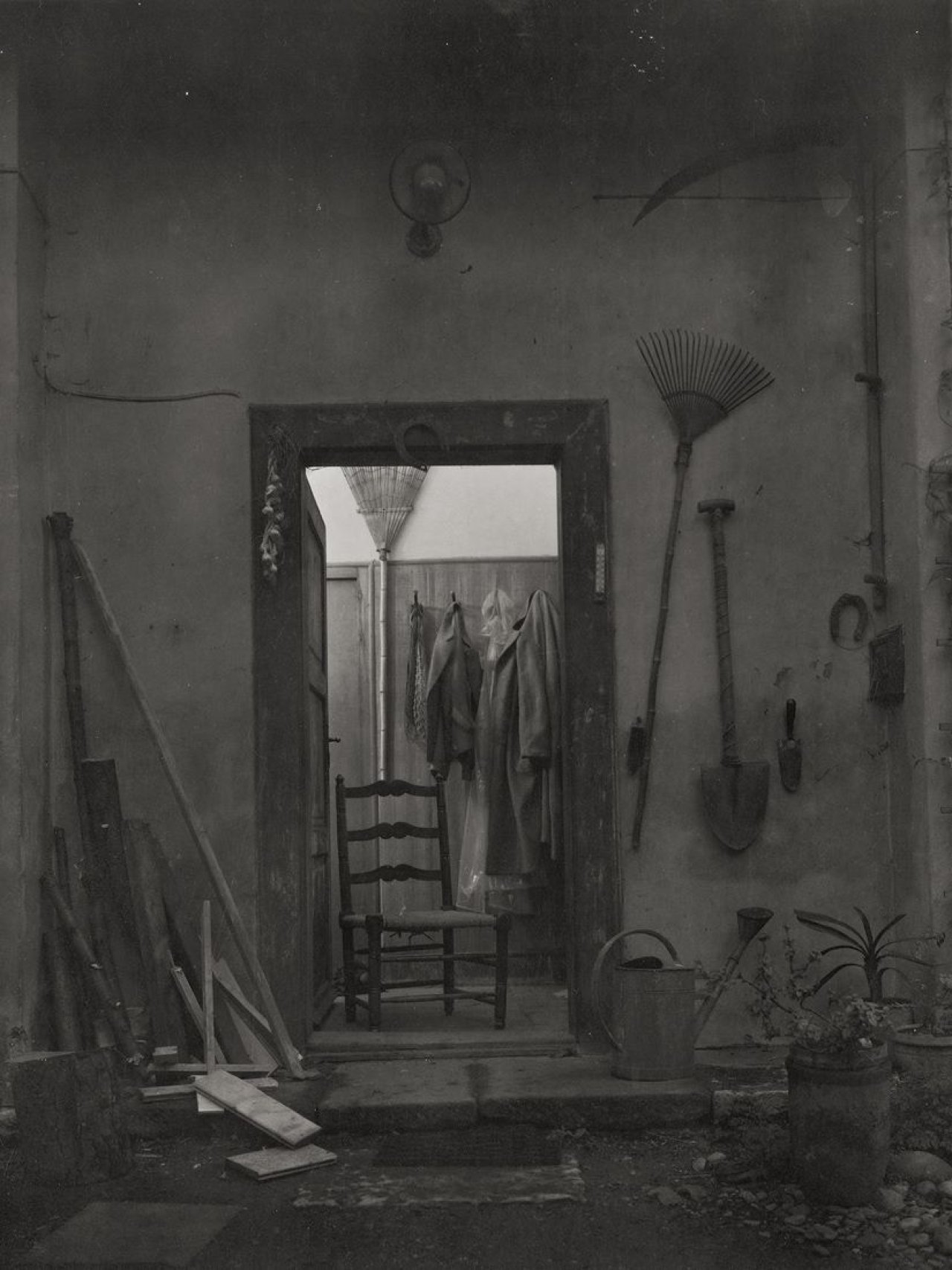 Auf diesem Bild ist das folgende Kunstwerk zu sehen: Josef Sudek. Ohne Titel (Interieur). Um 1950.