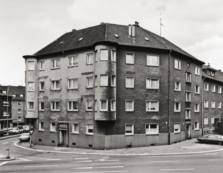 Auf diesem Bild ist das folgende Kunstwerk zu sehen: Thomas Struth. „Leipziger Straße, Essen“. 1989.