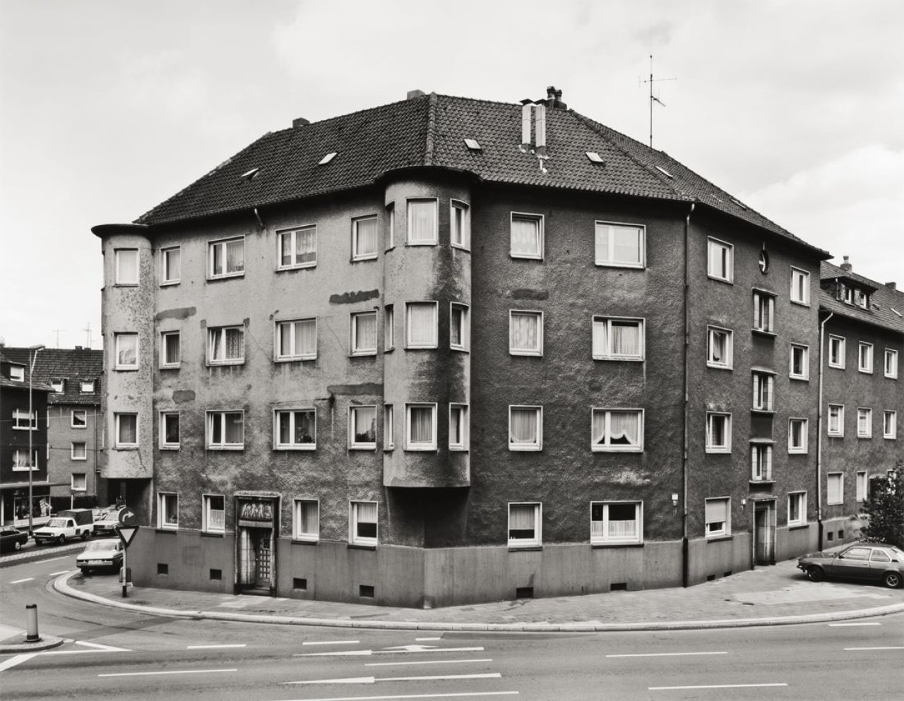 Auf diesem Bild ist das folgende Kunstwerk zu sehen: Thomas Struth. „Leipziger Straße, Essen“. 1989.