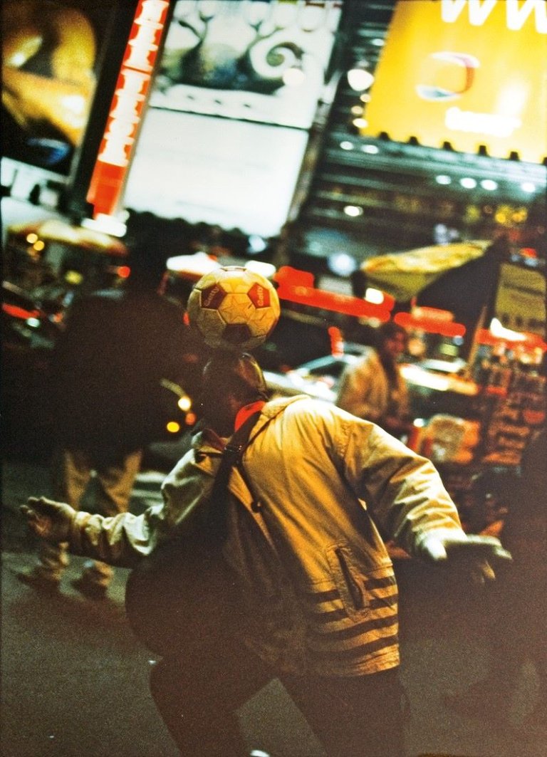 Auf diesem Bild ist das folgende Kunstwerk zu sehen: Louis Stettner. „Times Square“.. 2000.
