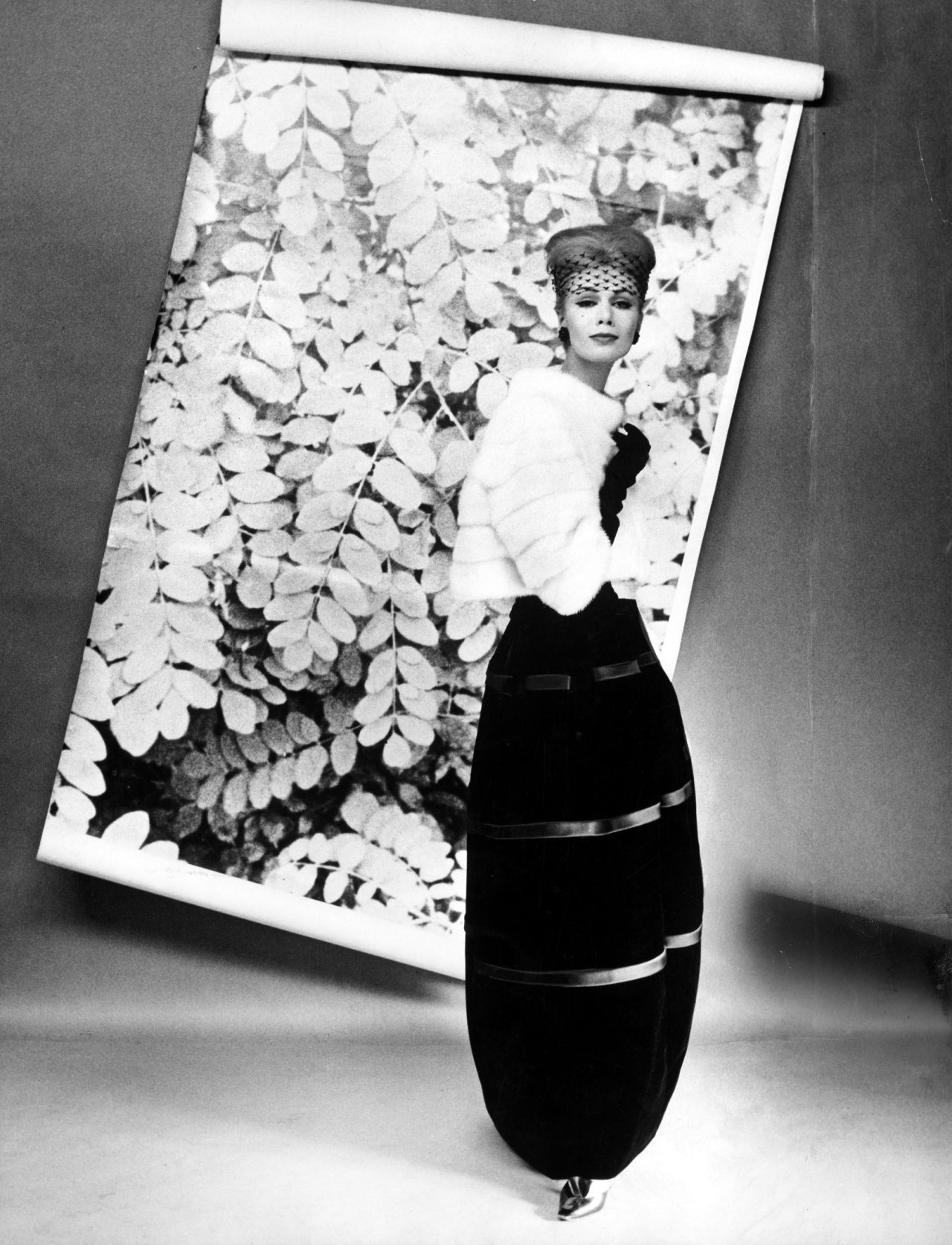 Auf diesem Bild ist das folgende Kunstwerk zu sehen: F.C. Gundlach. „Modell Uli Richter. Pelz: Schrank Berlin“. 1958.
